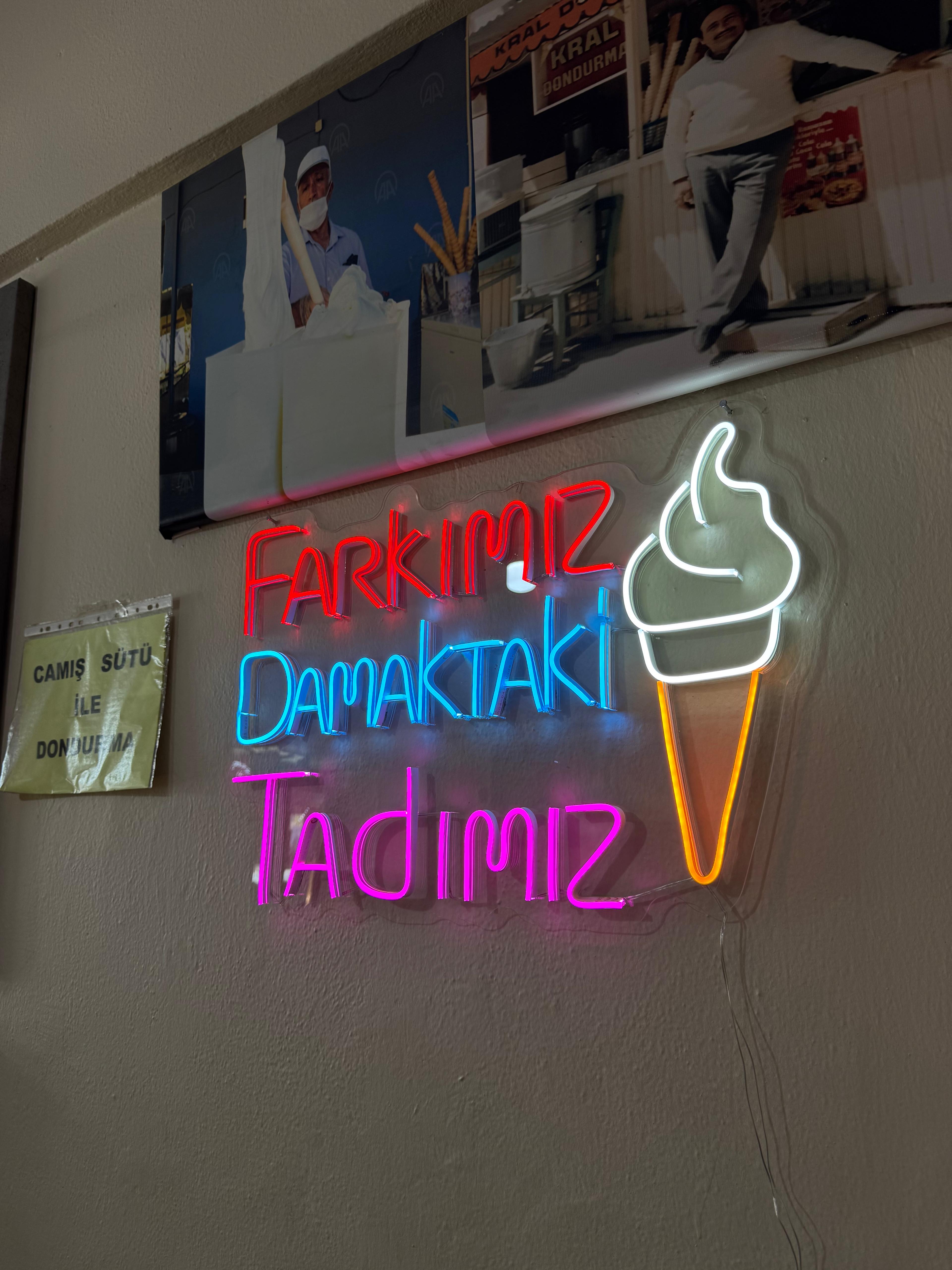 Kral Dondurma'nın dükkân içindeki neon tabelası